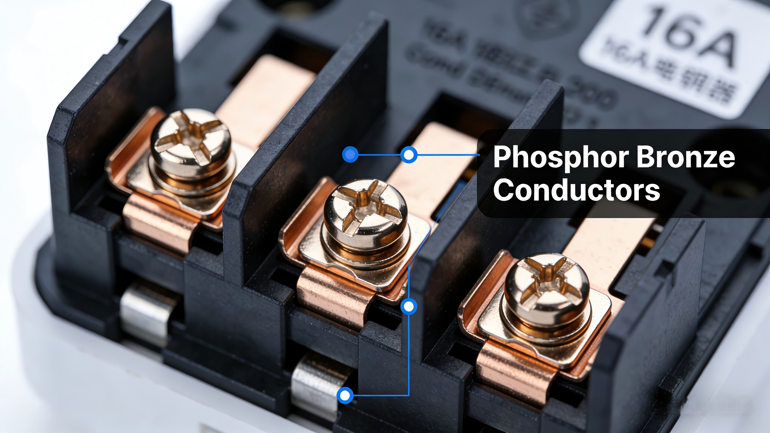 Внутренняя структура мощной розетки 16A, проводящие части из фосфористой бронзы, огнестойкий корпус из ПК, защитные шторки для защиты детей